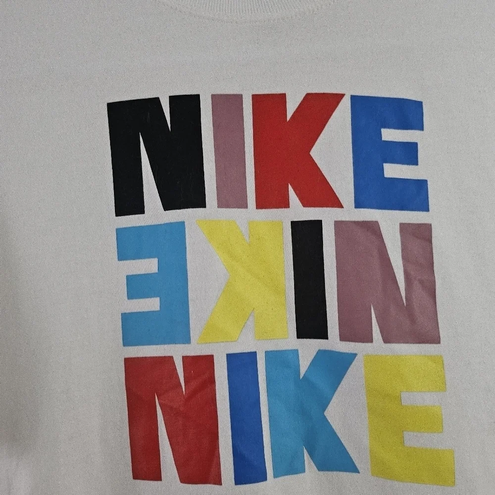 Nike White Graphic Junior T-Shirt Loose Fit Size Large.